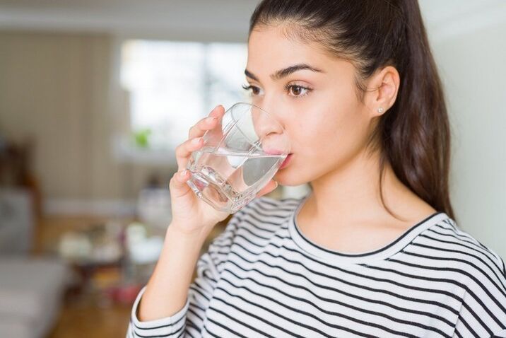 El consumo regular de agua limpia es la clave para perder peso con éxito 10 kg en un mes. 